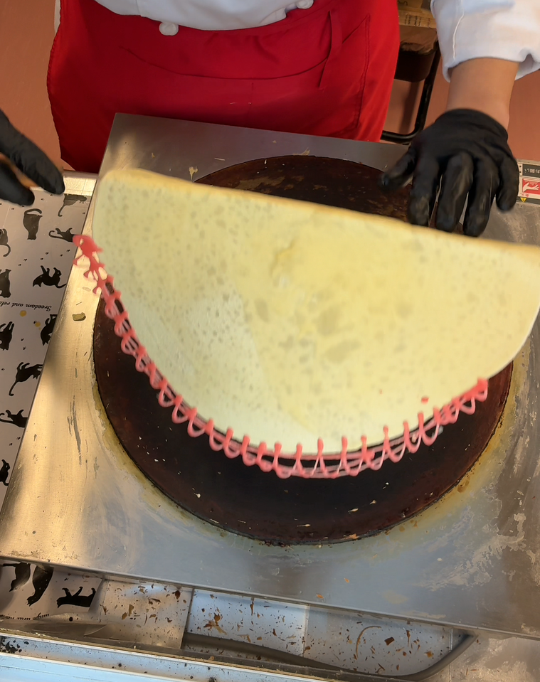 クレープを焼いているところ