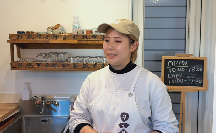 インタビューを受ける星野さん