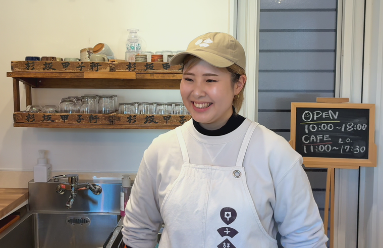 インタビューを受ける星野さん