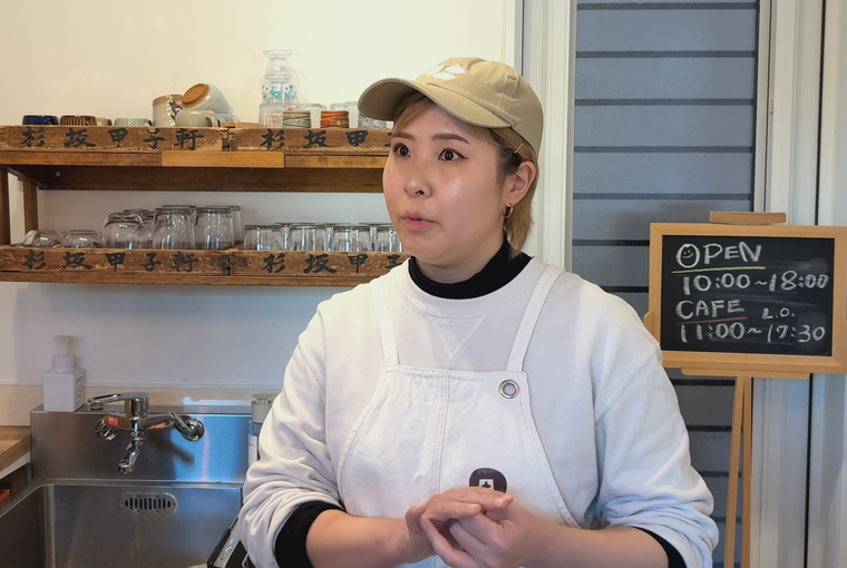 インタビューを受ける星野さん