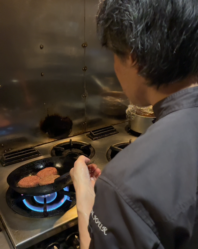 ハンバーグを焼く加藤さん