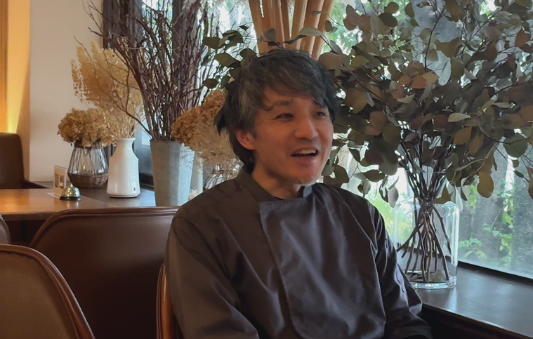 インタビューを受ける加藤さん