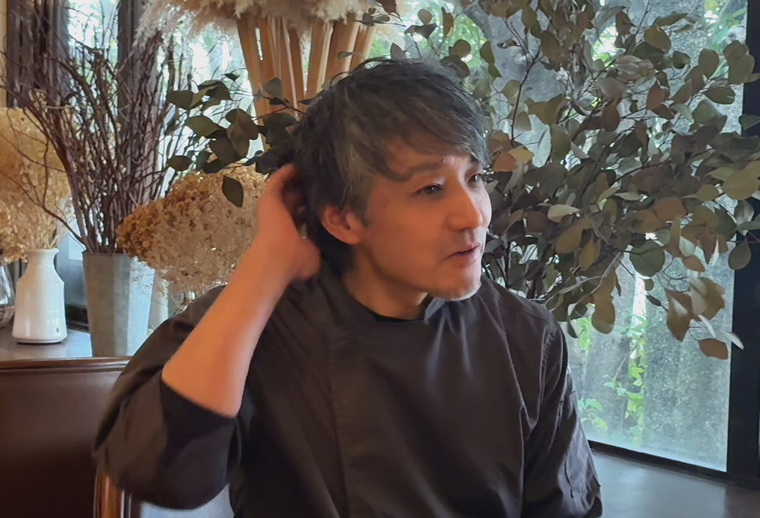 インタビューを受ける加藤さん