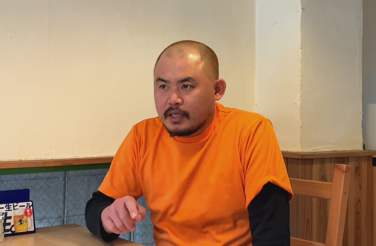 インタビューを受ける長谷川さん