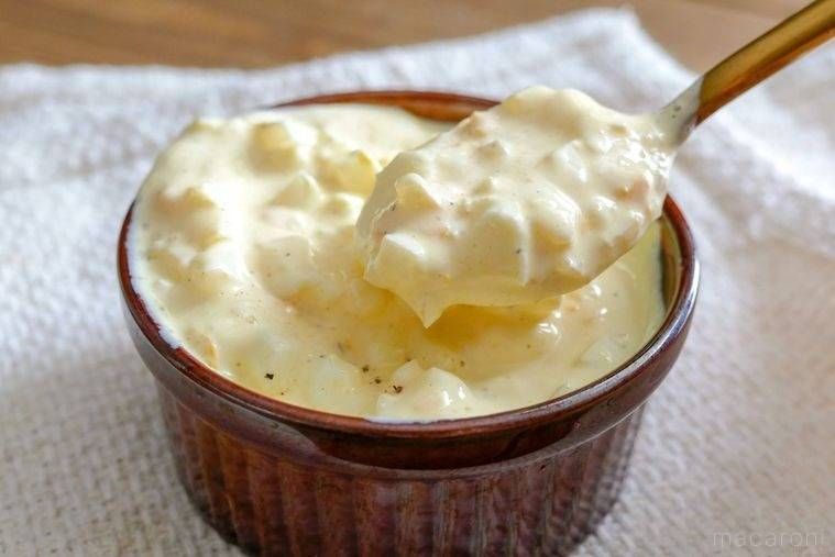 茶色のココット型に盛られたタルタルソース