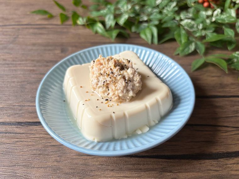 水色の皿に盛られたツナマヨ温奴