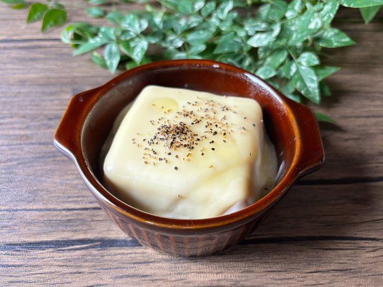 茶色の器に盛られたチーズ  ブラックペッパーの洋風温奴