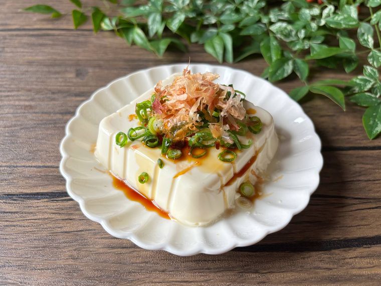 菊型の皿に盛られためんつゆ温奴