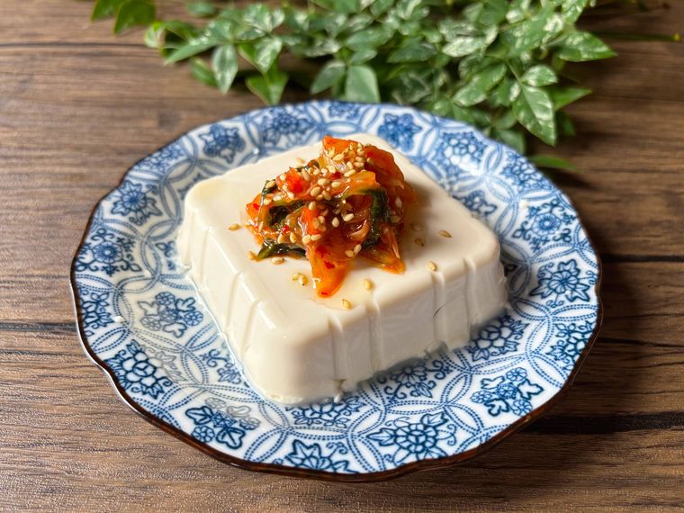 青色の皿に盛られたキムチ  ごまの韓国風温奴