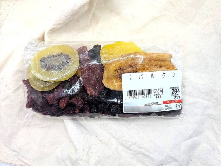 袋に入ったドライフルーツ