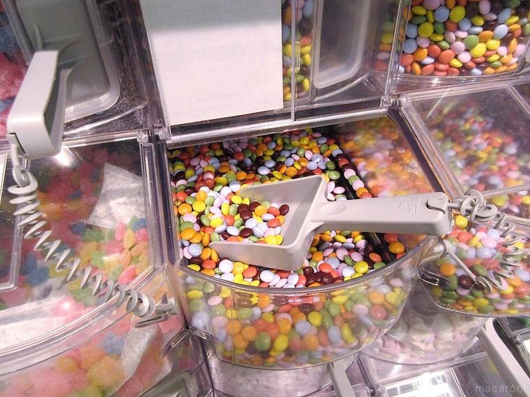 スコップでチョコレートをすくう様子