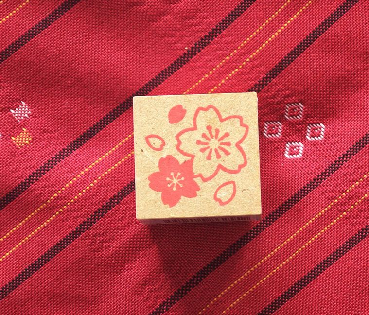 年賀スタンプ35が机の上に置いてある