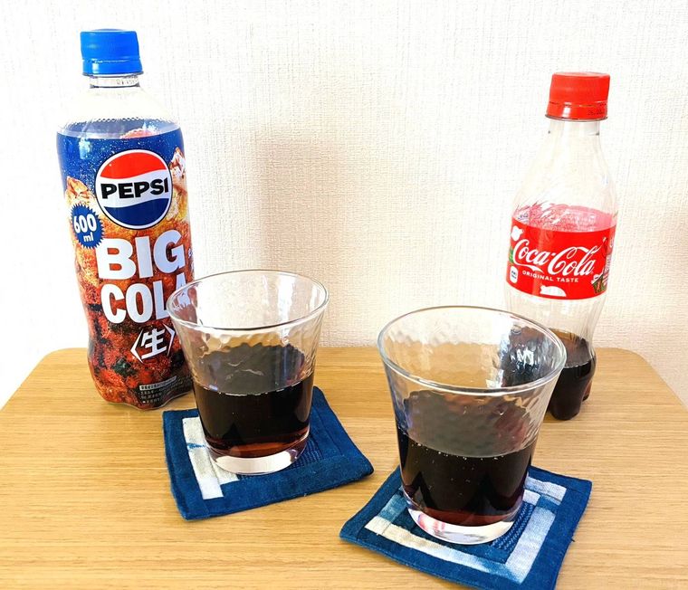 コカ・コーラとペプシのペットボトルとコーラが入ったグラスふたつ