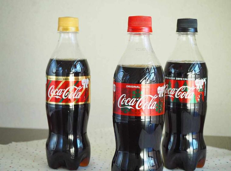 ラベルデザインとキャップの色が違う3本のコカ・コーラ