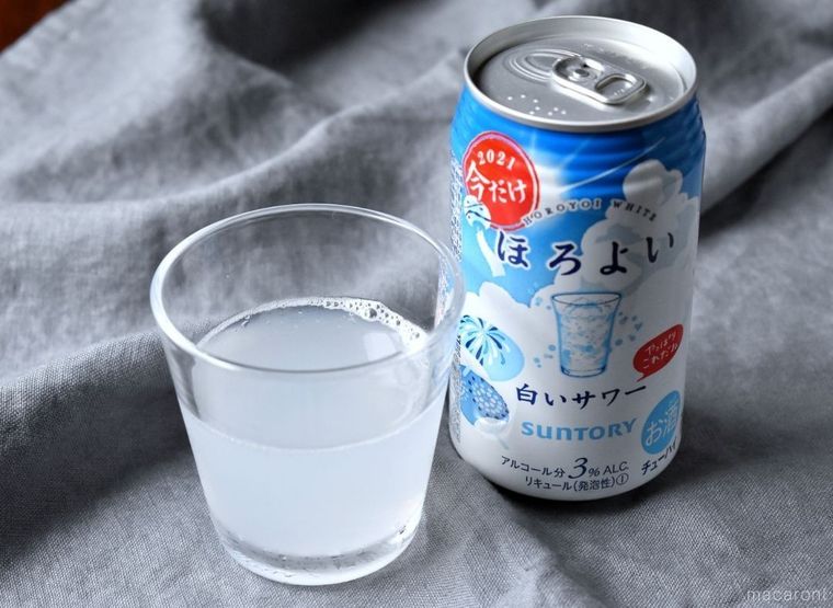 グラスに注いだほろよい白いサワーと缶