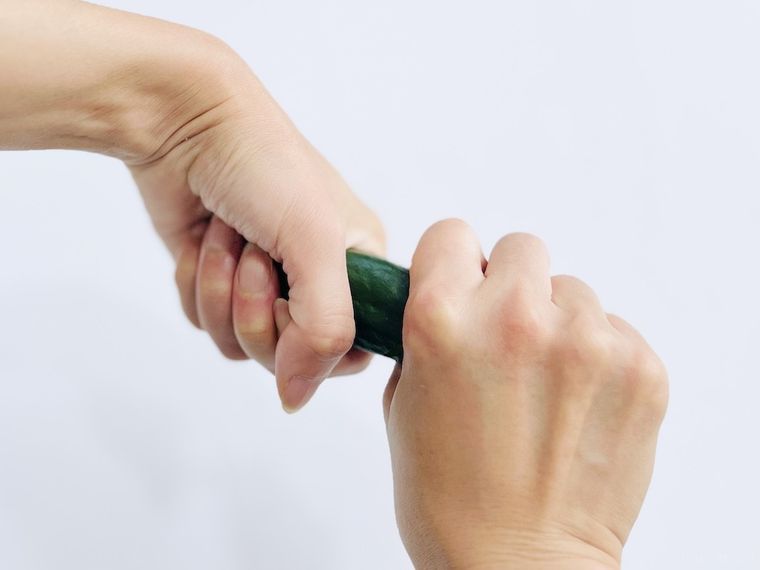 きゅうりをひねっている様子