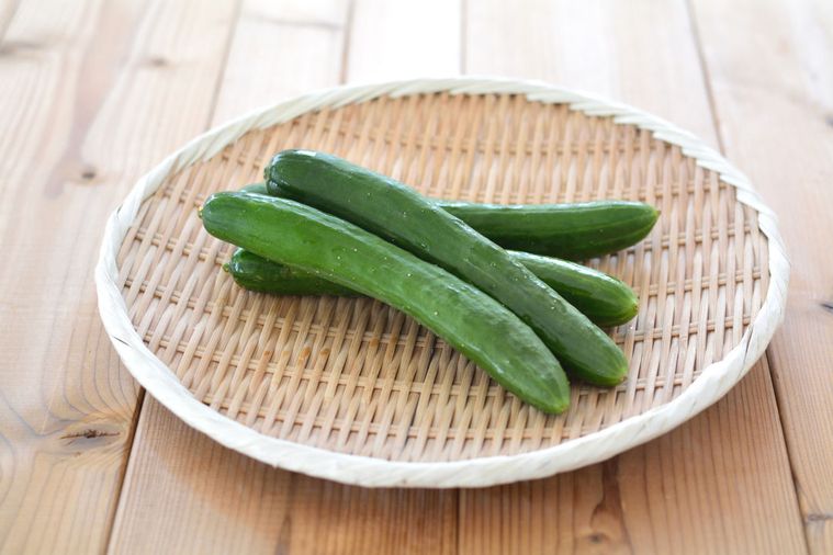 ざるの上に置かれたきゅうり