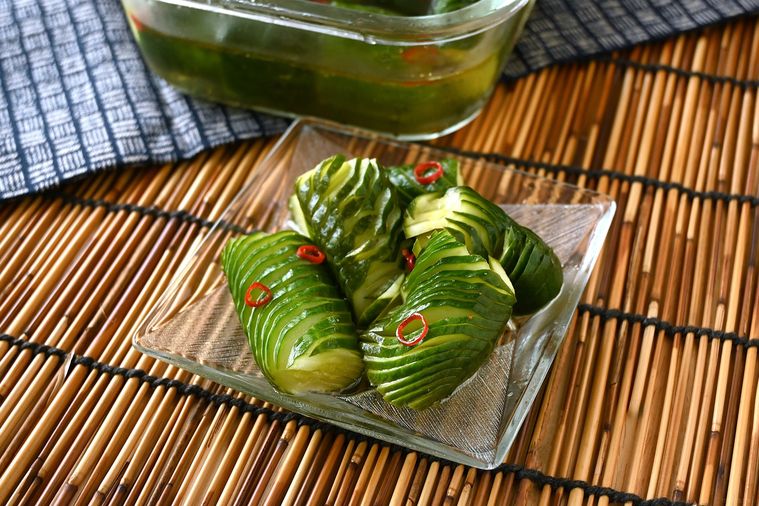 ガラスの角皿に蛇腹きゅうりの甘酢漬けが盛り付けられている