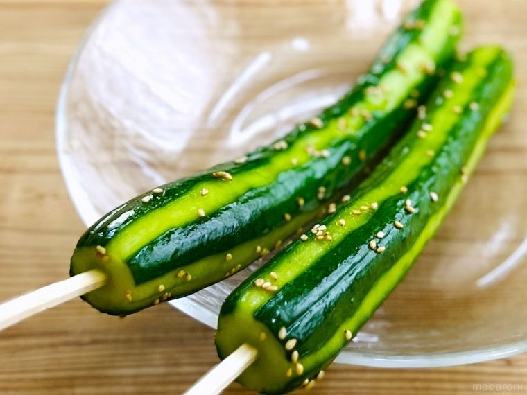 割り箸が刺さった冷やしきゅうり