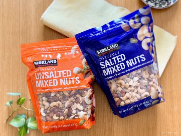 コストコミックスナッツの有塩と無塩のパッケージを2つ並べたところ