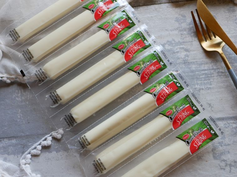 テーブルに置かれたコストコサプート ストリングチーズとカトラリーなど