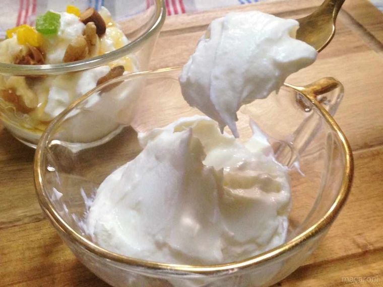 ガラスの器に入った自家製ギリシャヨーグルト