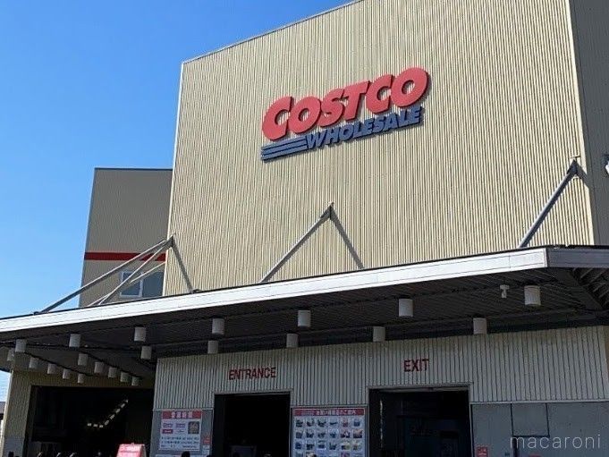 コストコ外観の看板と青空