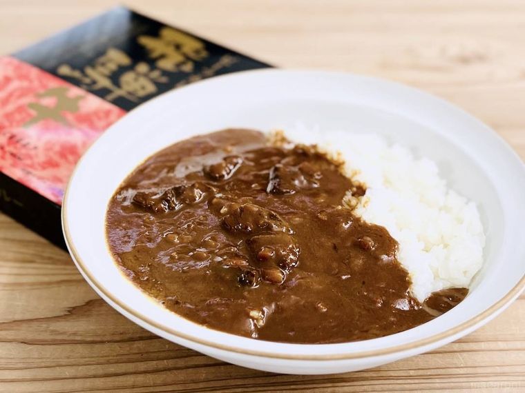 吉田ハム 飛騨牛ビーフカレーをごはんにかけた様子