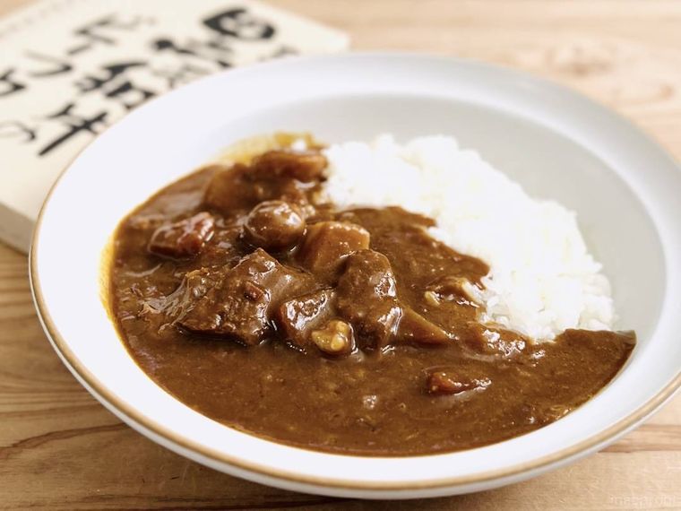 三田屋総本家 黒毛和牛のビーフカレーをごはんにかけた様子