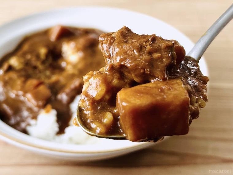 キタノセレクション 大人のためのビーフカレーをスプーンですくった様子