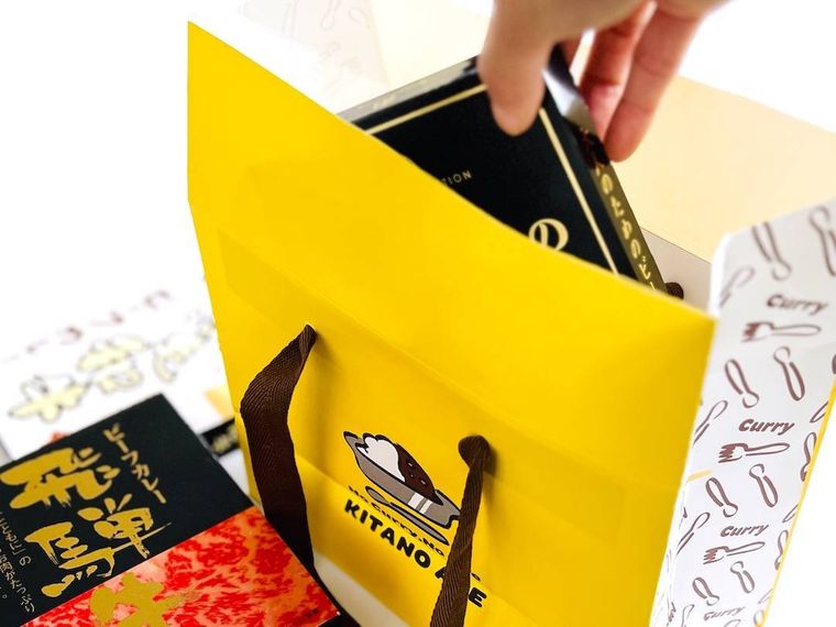 贅沢レトルトカレー福袋2026からカレーを取り出している様子