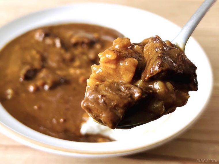 吉田ハム 飛騨牛ビーフカレーをスプーンですくった様子