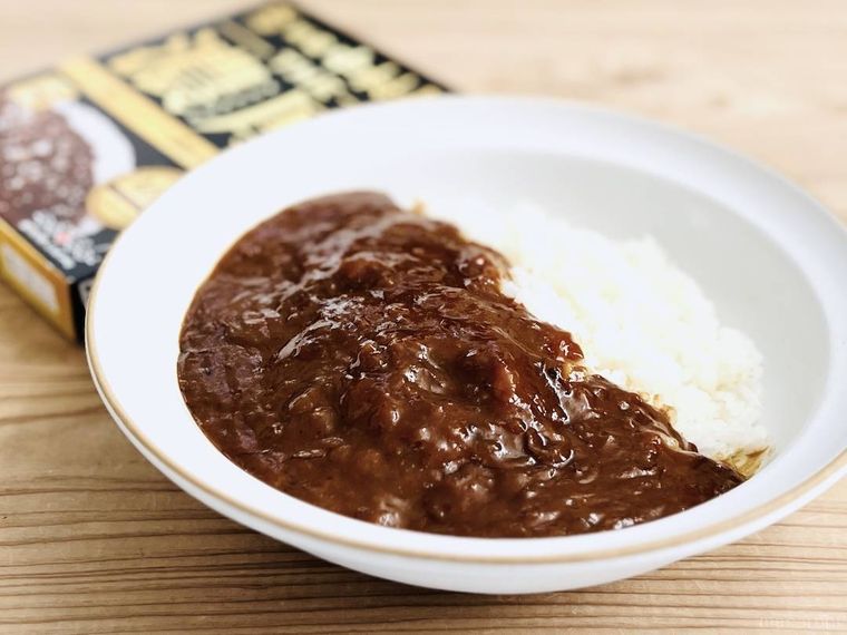 中村屋 THE濃厚 リッチマイルドカリーをごはんにかけた様子