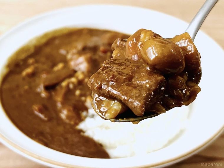 三田屋総本家 黒毛和牛のビーフカレーをスプーンですくった様子