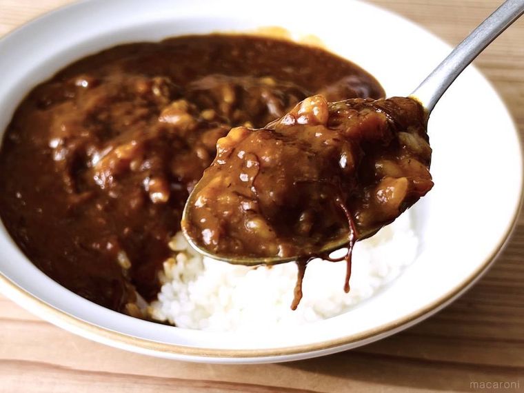 中村屋 THE濃厚 リッチマイルドカリーをスプーンですくった様子