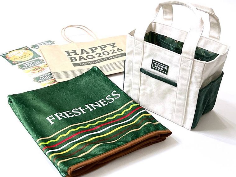 フレッシュネスバーガーHAPPY BAG 2026の中身を並べた様子