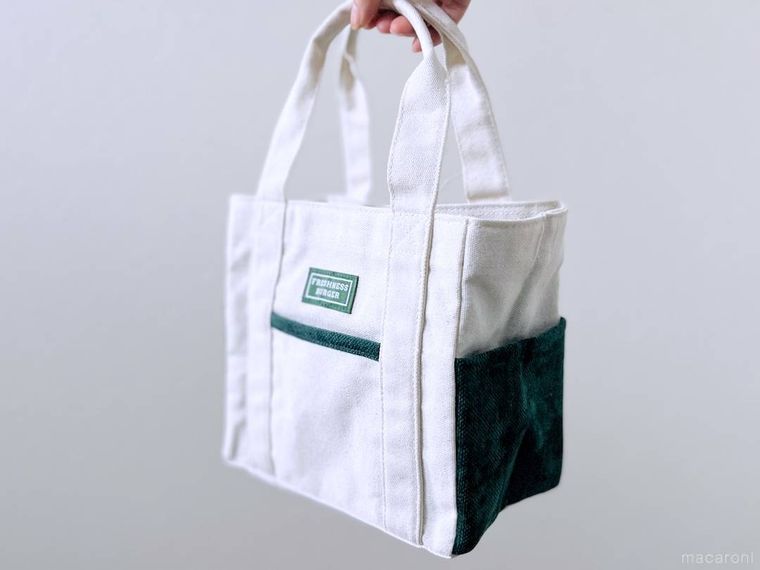 フレッシュネスバーガーのオリジナルトートバッグを手で持っている様子