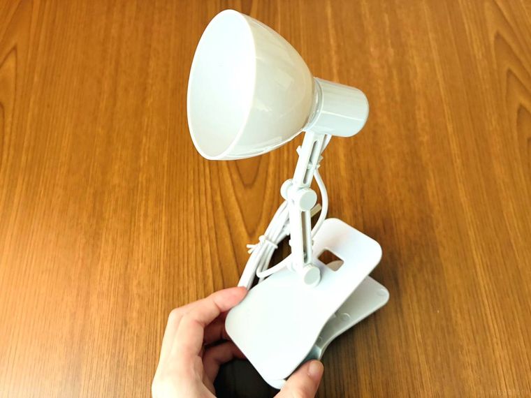 ダイソーのクリップライトを手に持っている