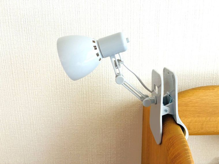 デスクのへりに挟んだクリップライト