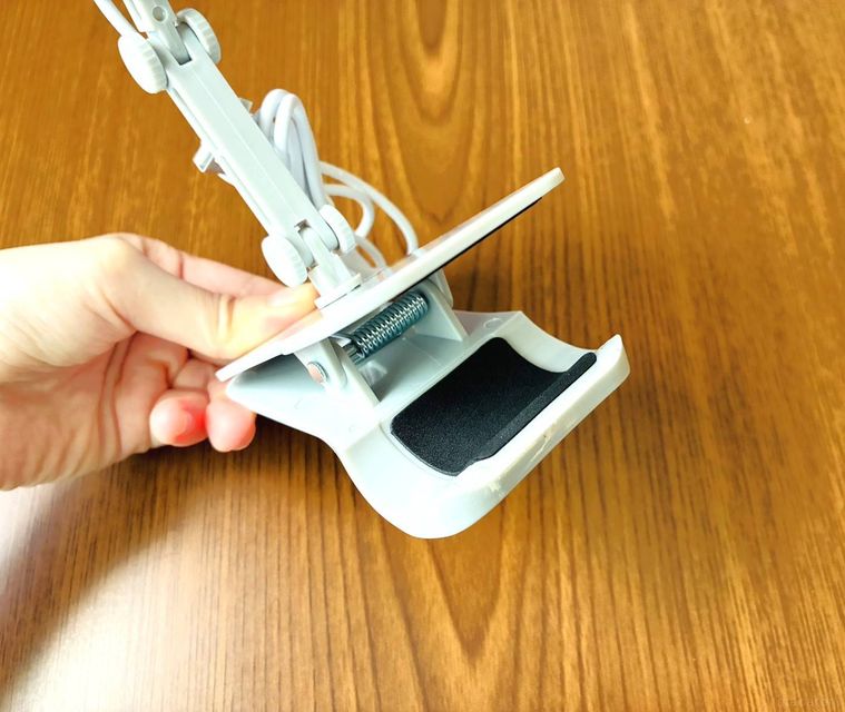ダイソーのクリップライトのクリップ部分を広げている