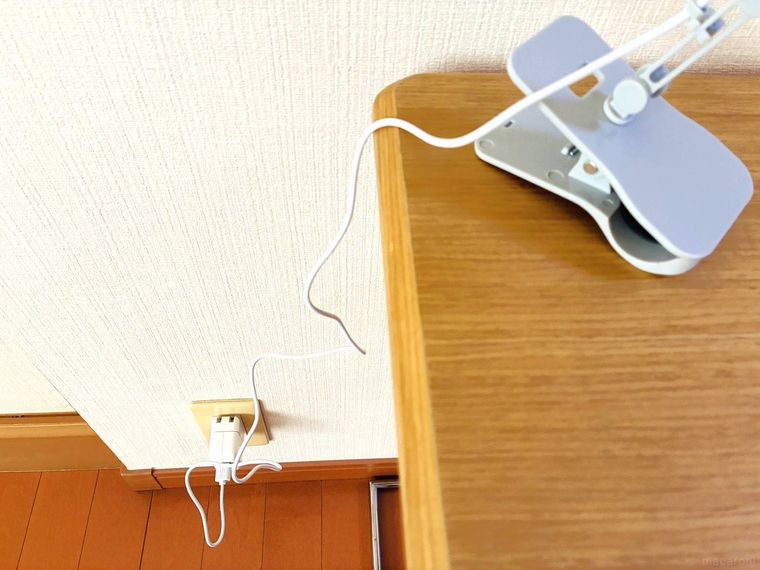 コンセントからUSBケーブルでつないだクリップライトがテーブルに置かれている