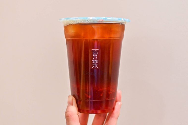 ドリンクを持っているところ