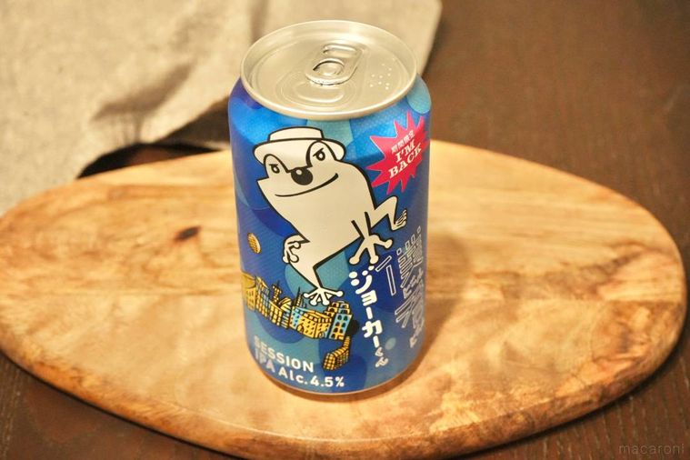 木のカッティングボードにのった青い缶のクラフトビール