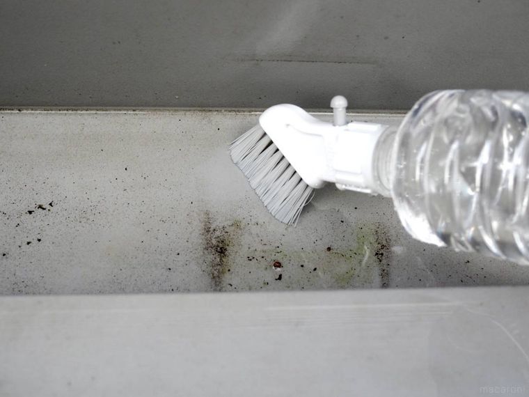 溝をペットボトルブラシで掃除しているところ
