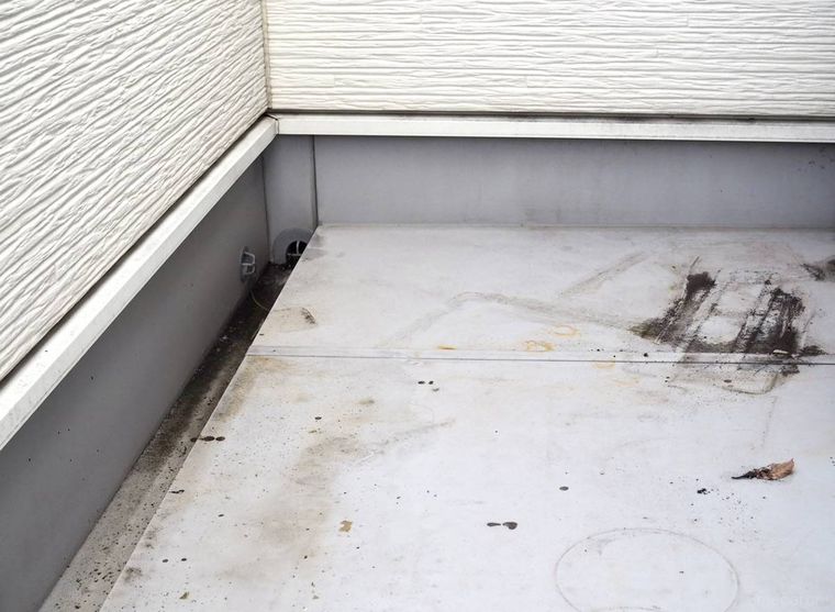 汚れたベランダ