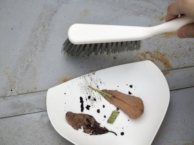 ちりとりで落ち葉を集めているところ