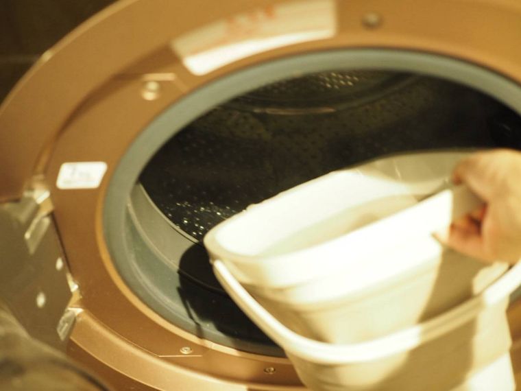 洗濯槽に溶液を入れているところ