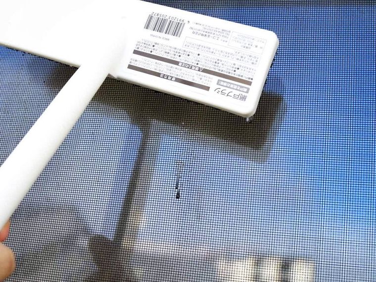 網戸ブラシで掃除しているところ