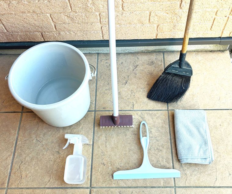 玄関ポーチに並べた掃除道具
