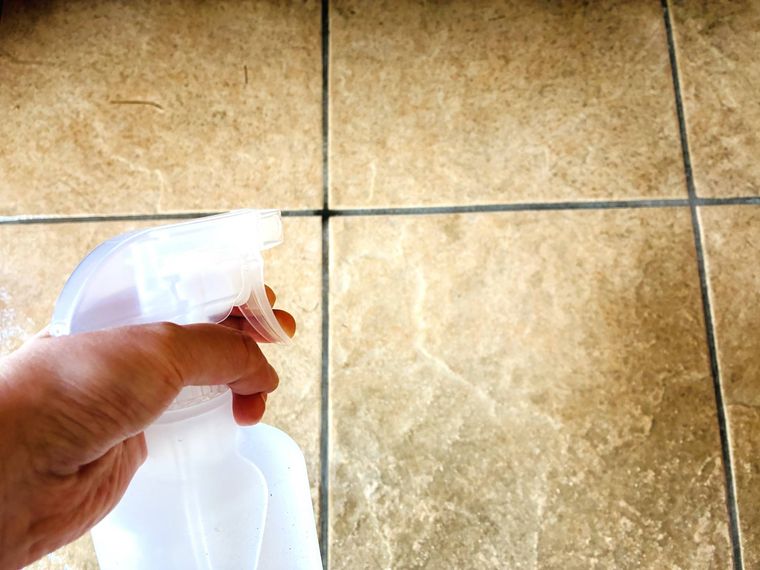 土間に重曹クリーナーをスプレーしている